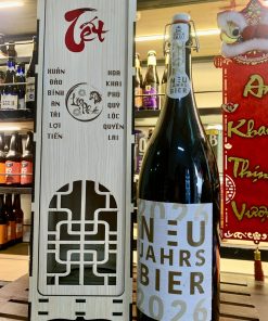 Alternative view of Bia Đức Neujahrsbier 5.2% (2026) – Chai 3L